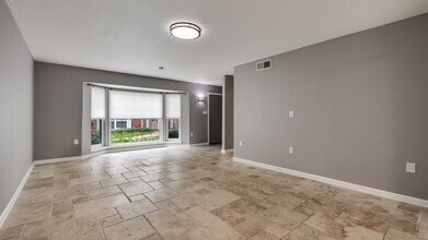 12615 Huntingwick Dr in Houston, TX - Building Photo - Building Photo
