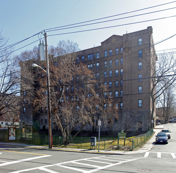 Oakhurst Gardens in New Rochelle, NY - Building Photo