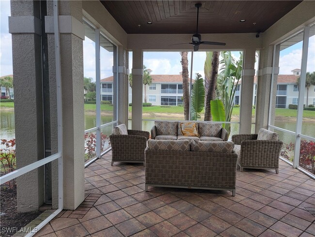 3046 Driftwood Way in Naples, FL - Foto de edificio - Building Photo