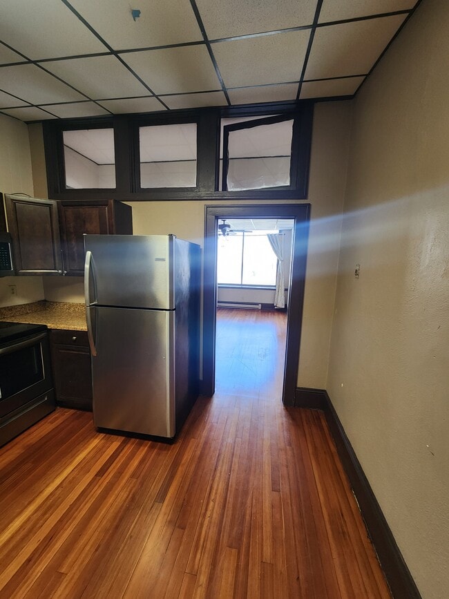 321 N Main St, Unit Unit A in Hendersonville, NC - Foto de edificio - Building Photo