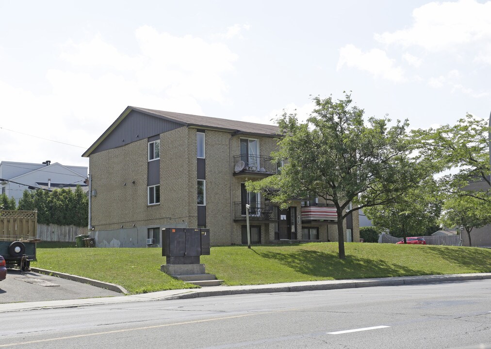 17695 de Pierrefonds in Montréal, QC - Building Photo