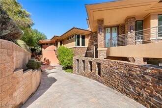 2 Castle Oaks Ct in Las Vegas, NV - Building Photo - Building Photo