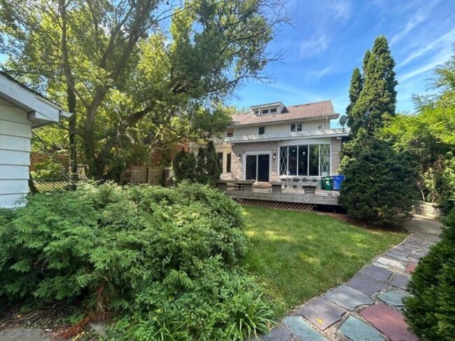 3 bedrooms * STUDENT HOUSE * Available NOW * $650 per room * STEPS from UWO in London, ON - Building Photo - Building Photo