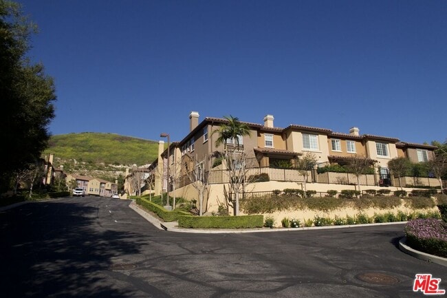 382 East Hilltop Way in Thousand Oaks, CA - Building Photo - Building Photo