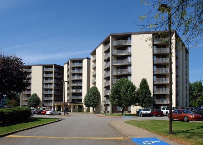 Charleston Arbors in Charleston, WV - Foto de edificio - Building Photo