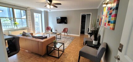 300 W Peachtree St NW in Atlanta, GA - Foto de edificio - Building Photo