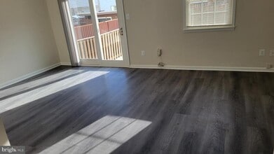 2055 Pilgrim Dr in Woodbridge, VA - Foto de edificio - Building Photo