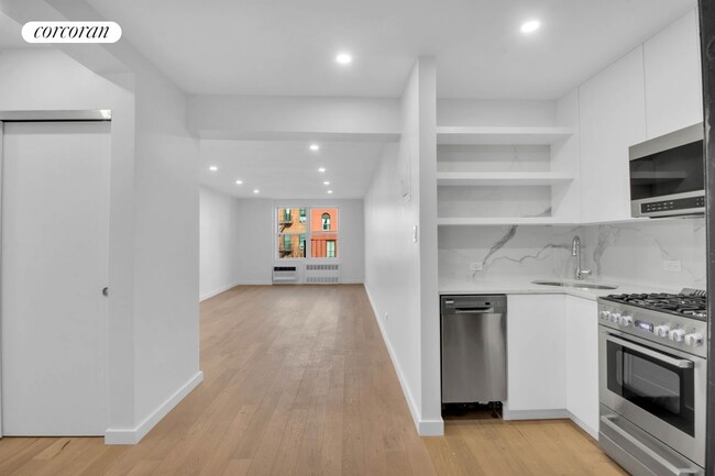 165 Christopher St in New York, NY - Building Photo - Building Photo