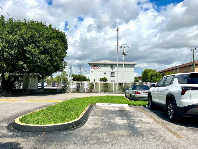 8185 NW 7th St in Miami, FL - Foto de edificio - Building Photo