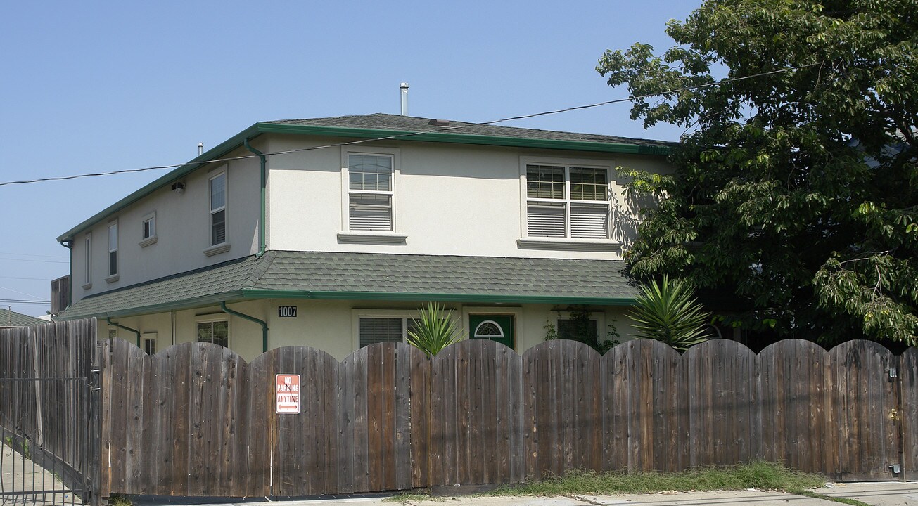 1007 86th Ave in Oakland, CA - Foto de edificio