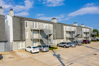 Pontchartrain Oaks in New Orleans, LA - Building Photo - Building Photo