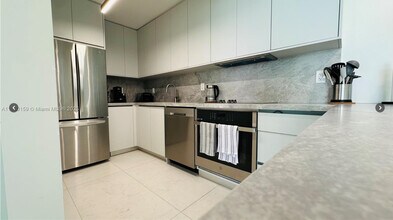 800 Claughton Island Dr, Unit 1903 in Miami, FL - Building Photo - Building Photo