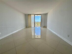 2350 NE 135th St, Unit 1207 in North Miami, FL - Foto de edificio - Building Photo