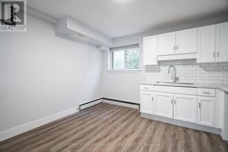 2161 Ghent Ave in Burlington, ON - Building Photo - Building Photo