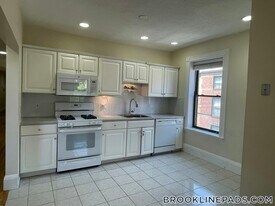 12 Dean Rd, Unit 3A in Brookline, MA - Building Photo