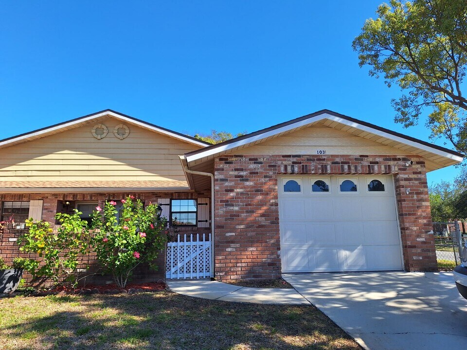 103 Shangri La Cir in Edgewater, FL - Building Photo
