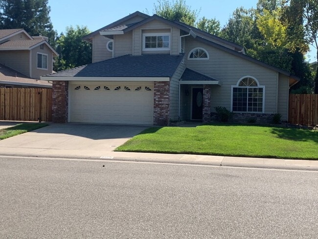 5828 Laguna Vale Way in Elk Grove, CA - Foto de edificio - Building Photo