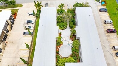 211 Circle Dr in Cape Canaveral, FL - Foto de edificio - Building Photo