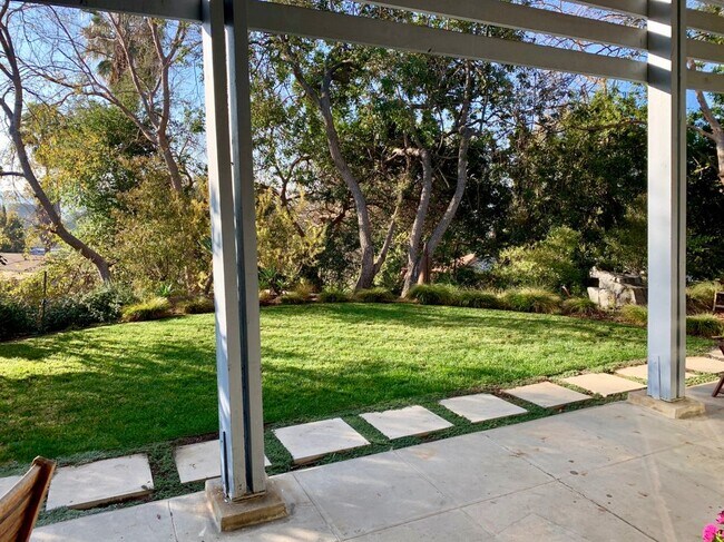 1600 Wildwood Dr in Los Angeles, CA - Building Photo - Building Photo