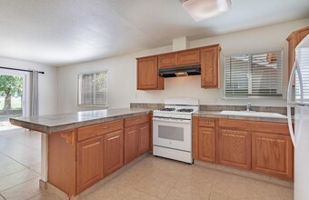 940 Sterling Ave in Sanger, CA - Building Photo - Building Photo