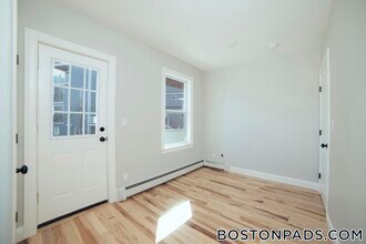 10 Duffley Ct, Unit 2 in Brookline, MA - Building Photo - Building Photo