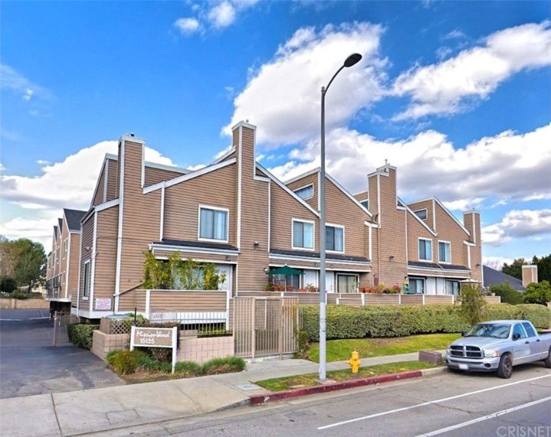 15125 Nordhoff St in Los Angeles, CA - Building Photo