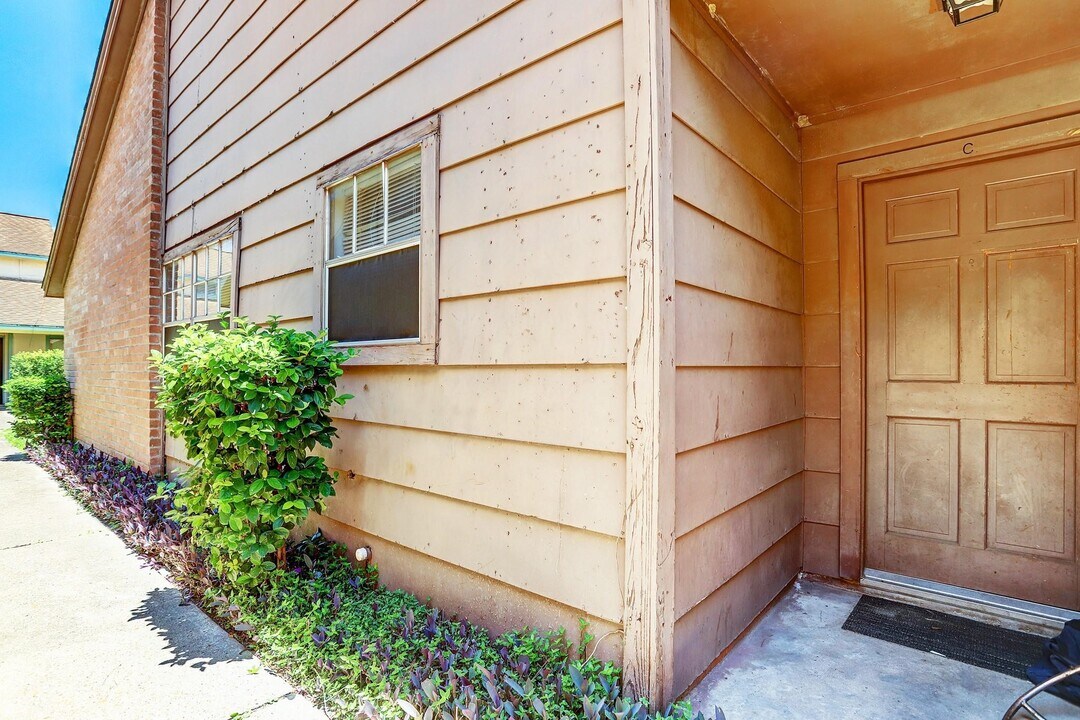 12239 W Village Dr in Houston, TX - Building Photo