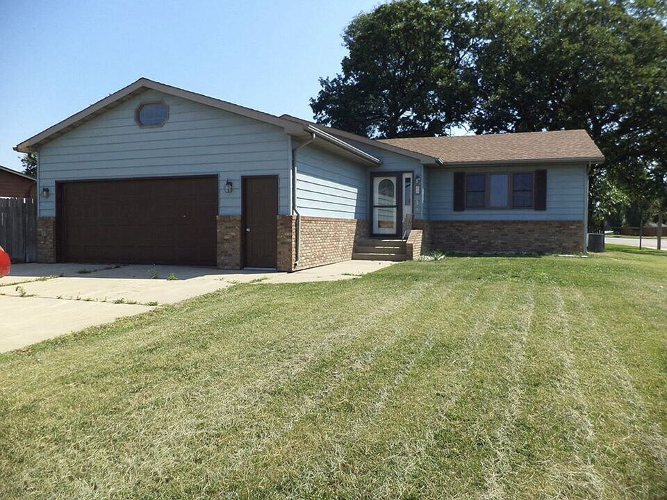 25 Oak Dr SW in Minot, ND - Building Photo