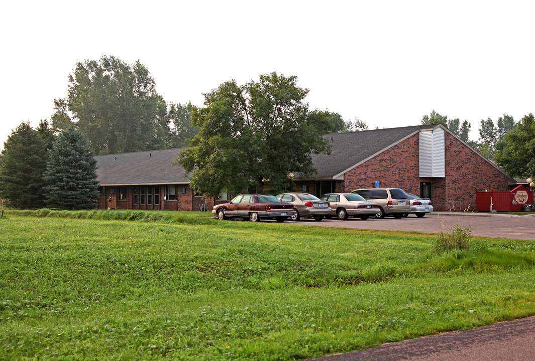 Rosehaven Apartments II in Montrose, MN - Foto de edificio