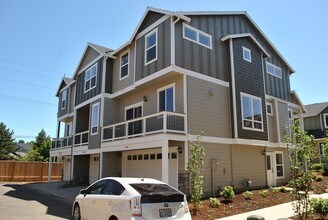 Heritage Terrace in Hillsboro, OR - Building Photo - Building Photo