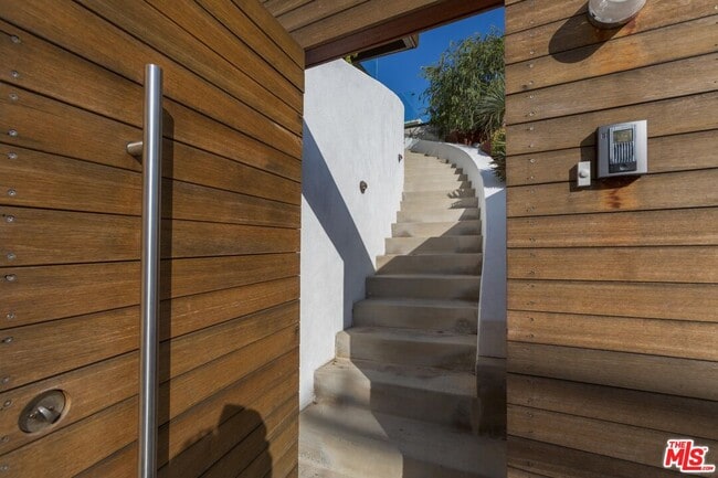 1653 Sunset Plaza Dr in Los Angeles, CA - Building Photo - Building Photo