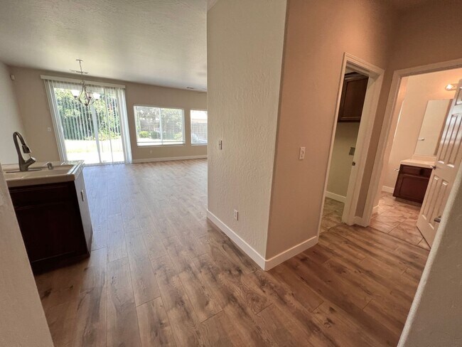 6182 E Cortland Ave in Fresno, CA - Foto de edificio - Building Photo