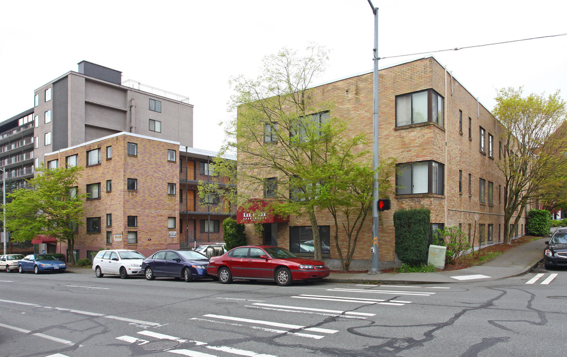 Noble Plaza Apartments in Seattle, WA - Building Photo