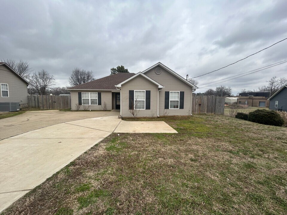 70 Morning Dr in Brownsville, TN - Building Photo