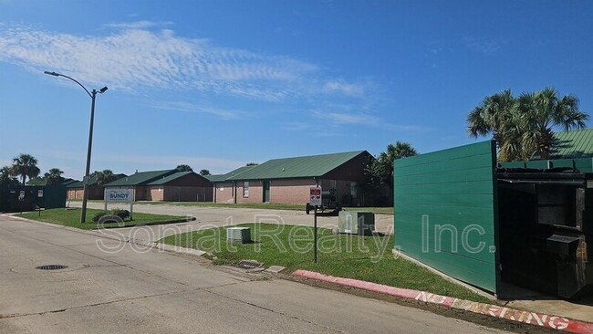 6700 Bundy Rd in New Orleans, LA - Foto de edificio - Building Photo