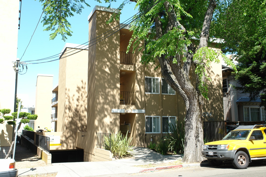 York Apartments in Berkeley, CA - Building Photo