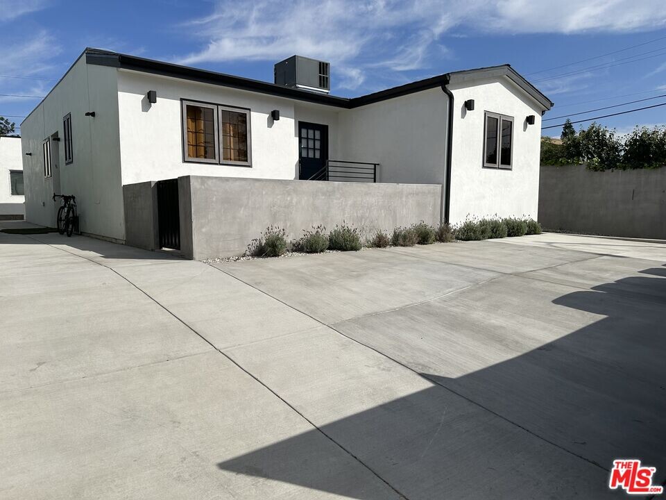 7320 9th Ave-Unit -1 in Los Angeles, CA - Building Photo