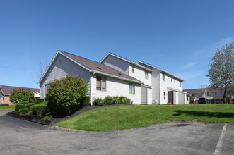 Carrollton Crest Apartments in Carrollton, OH - Building Photo - Building Photo