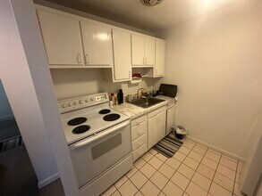212 Kent St, Unit 44 in Brookline, MA - Foto de edificio - Building Photo