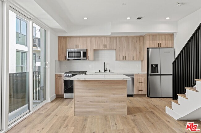 10917 Hesby St in Los Angeles, CA - Building Photo - Building Photo