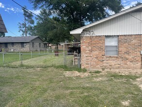 1050 W Lennon Dr in Emory, TX - Building Photo - Building Photo