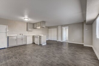 S & B Rents Apartments in Las Vegas, NV - Building Photo - Building Photo