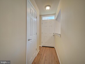 7478 Laurel Oak Ct in Springfield, VA - Foto de edificio - Building Photo