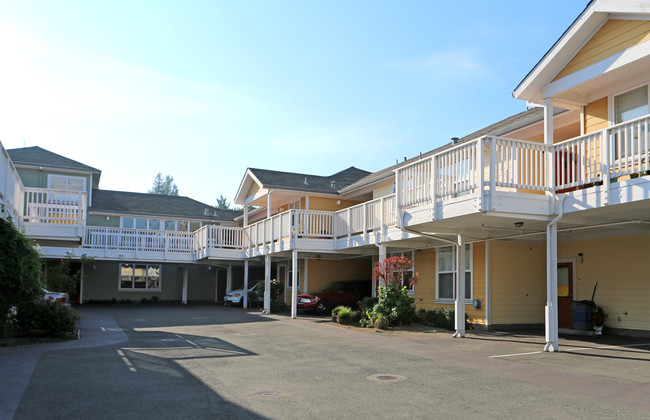 Alvarez Court Apartments in Pinole, CA - Building Photo - Building Photo