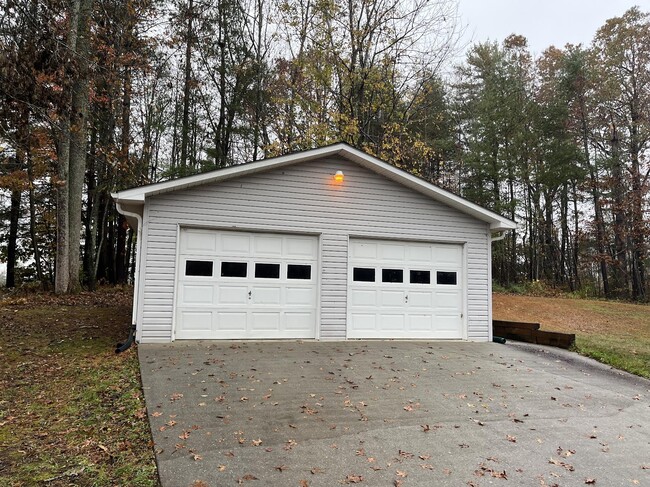 60 Ridgeway Dr in Flat Rock, NC - Foto de edificio - Building Photo