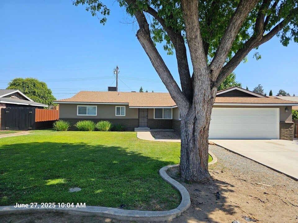 1706 E Burton Ave in Tulare, CA - Building Photo