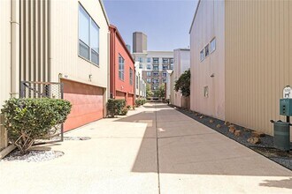 823 Saulnier St in Houston, TX - Building Photo - Building Photo