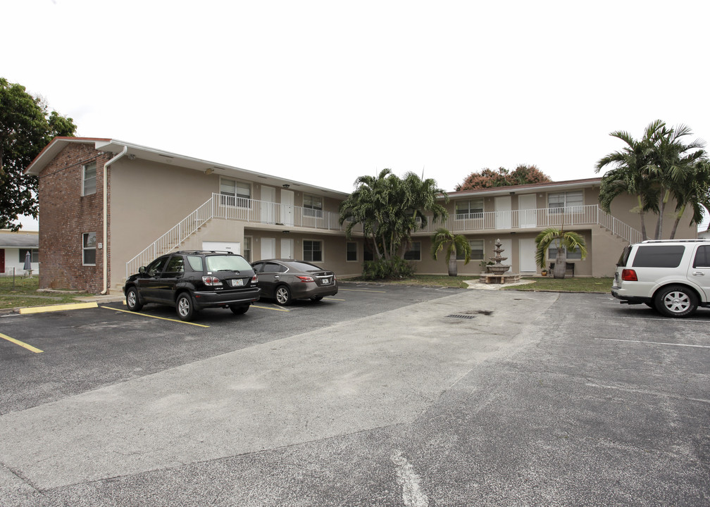 111 SE 4th Ave in Hallandale Beach, FL - Building Photo