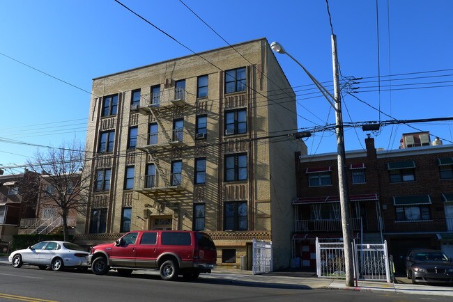 910 E 222nd St in Bronx, NY - Foto de edificio - Building Photo