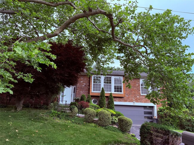 251 Broadfield Rd in New Rochelle, NY - Building Photo - Building Photo